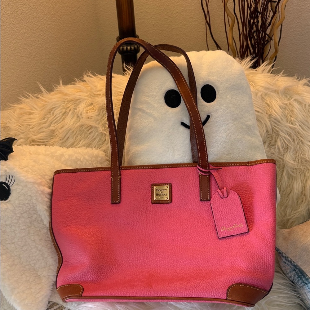 EUC- Dooney & Bourke coral colored Tote with Brown leather Trim 💕✨💓